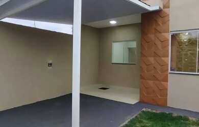 Imagem: A casa possui 3 Dormitórios, 2 Banheiros, 2 Vagas na garagem