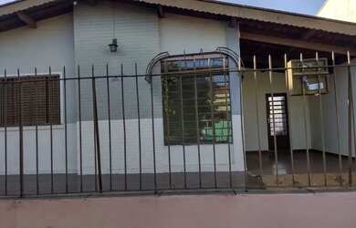 Imagem: A casa possui 3 Dormitórios, 2 Banheiros, 2 Vagas na garagem