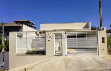 Imagem: A casa possui 3 Dormitórios, 2 Banheiros, 2 Vagas na garagem