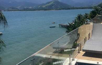 Imagem: A casa possui 5 Dormitórios, Acomodam 15 pessoas e 2 Vagas