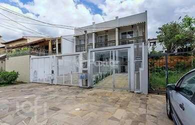 Imagem: A casa possui 2 Dormitórios, 1 Banheiro, 2 Vagas na garagem