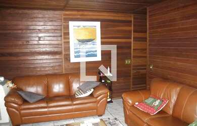 Imagem: A casa possui 4 Dormitórios, 3 Banheiros, 3 Vagas na garagem