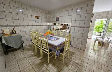 Imagem: A casa possui 3 Dormitórios, 1 Banheiro, 2 Vagas na garagem