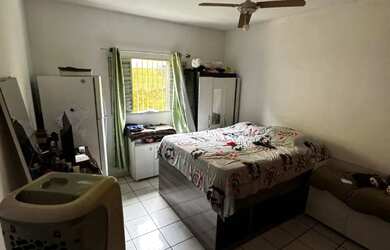 Imagem: A casa possui 2 Dormitórios, 1 Banheiro e 2 Vagas na garagem