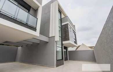 Imagem: A casa possui 3 Dormitórios, 3 Banheiros, 2 Vagas na garagem