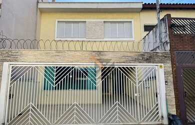 Imagem: A casa possui 3 Dormitórios, 4 Banheiros, 2 Vagas na garagem