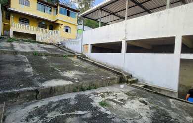 Imagem: A casa possui 5 Dormitórios, 3 Banheiros, 4 Vagas na garagem