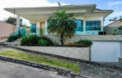 Imagem: A casa em condomínio possui 4 Dormitórios, 2 Banheiros, 5