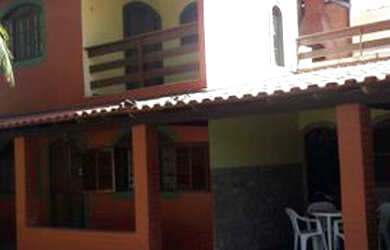 Imagem: A casa e possui 2 Dormitórios, Suítes, 3 Banheiros, 2 Vagas