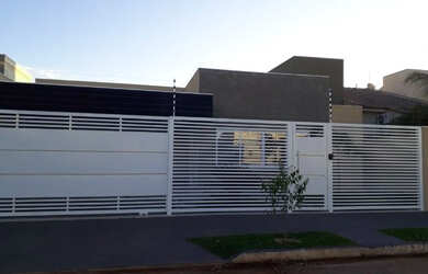 Imagem: A casa possui 3 Dormitórios, 1 Banheiro, 2 Vagas na garagem