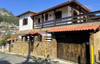 Imagem: A casa possui 3 Dormitórios, 1 Banheiro, 1 Vaga na garagem