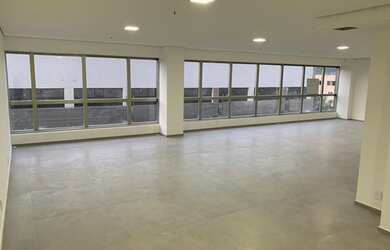 Imagem: O depósito possui 3 Vagas na garagem, 107m² de Área e está