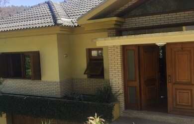 Imagem: A casa possui 4 Dormitórios, 3 Banheiros, 2 Vagas na garagem