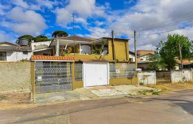 Imagem: A casa possui 4 Dormitórios, 4 Banheiros, 3 Vagas na garagem