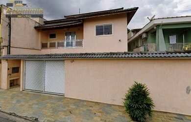 Imagem: A casa possui 4 Dormitórios, 5 Banheiros, 4 Vagas na garagem