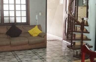 Imagem: A casa possui 3 Dormitórios, 3 Banheiros, 2 Vagas na garagem