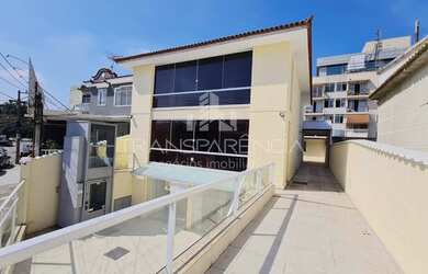 Imagem: O depósito possui 2 Vagas na garagem e 300m² de Área e está