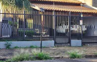 Imagem: A casa possui 3 Dormitórios, 2 Banheiros, 3 Vagas na garagem