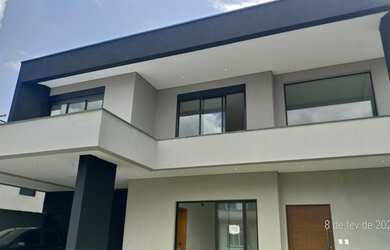 Imagem: A casa possui 4 Dormitórios, 5 Banheiros, 4 Vagas na garagem