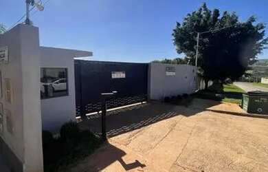 Imagem: A casa em condomínio possui 3 Dormitórios, 2 Banheiros, 4