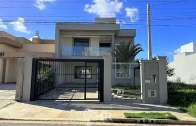 Imagem: A casa possui 3 Dormitórios, 3 Banheiros, 4 Vagas na garagem