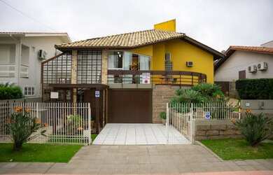 Imagem: A casa possui 3 Dormitórios, 2 Banheiros, 2 Vagas na garagem