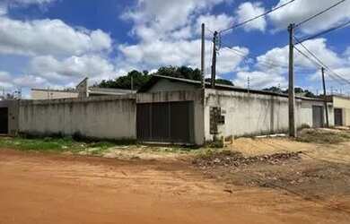 Imagem: A casa possui 2 Dormitórios, 2 Banheiros e está localizado