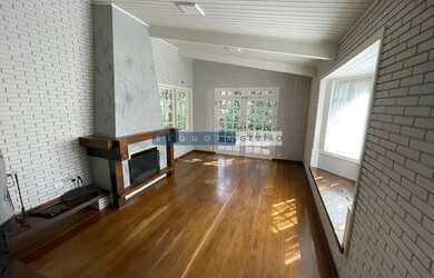 Imagem: A casa possui 4 Dormitórios, 4 Banheiros, 5 Vagas na garagem