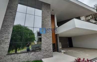 Imagem: A casa possui 3 Dormitórios, 3 Banheiros, 4 Vagas na garagem