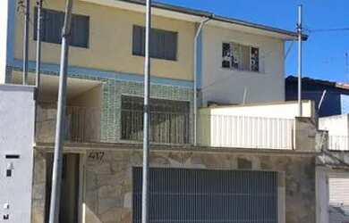 Imagem: A casa possui 3 Dormitórios, 3 Banheiros, 2 Vagas na garagem