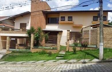 Imagem: A casa possui 4 Dormitórios, 3 Banheiros, 4 Vagas na garagem