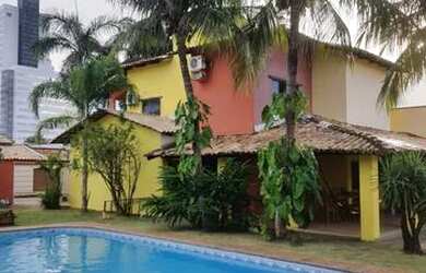 Imagem: A casa possui 4 Dormitórios, 4 Banheiros, 5 Vagas na garagem