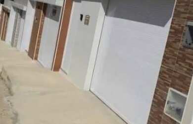 Imagem: A casa possui 2 Dormitórios, 2 Banheiros, 2 Vagas na garagem