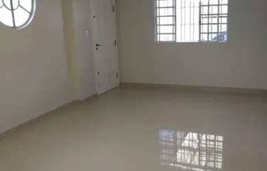 Imagem: A casa possui 2 Dormitórios, 2 Banheiros, 2 Vagas na garagem