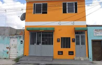 Imagem: A casa possui 5 Dormitórios, 3 Banheiros e 2 Vagas na garagem