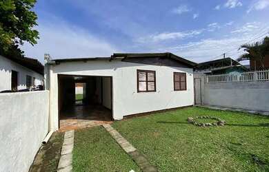 Imagem: A casa possui 3 Dormitórios, 1 Banheiro, 2 Vagas na garagem