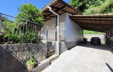 Imagem: A casa possui 3 Dormitórios, 2 Banheiros, 3 Vagas na garagem