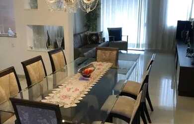 Imagem: A casa possui 2 Dormitórios, 3 Banheiros, 4 Vagas na garagem