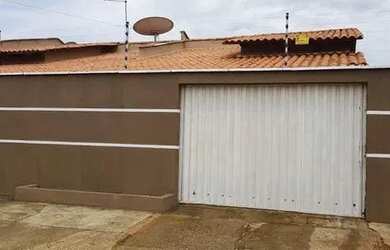 Imagem: A casa possui 2 Dormitórios, 1 Banheiro, 2 Vagas na garagem