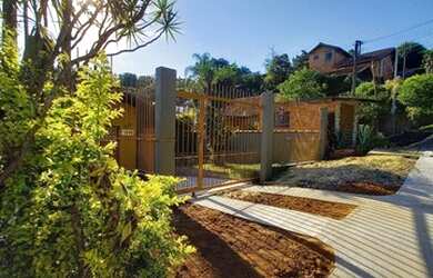 Imagem: A casa possui 1 Dormitório, 1 Banheiro, 1 Vaga na garagem