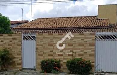 Imagem: A casa em condomínio possui 4 Dormitórios, 1 Banheiro, 2 Vagas