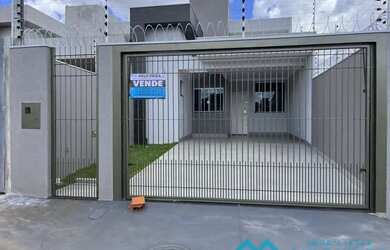 Imagem: A casa possui 3 Dormitórios, 3 Banheiros, 2 Vagas na garagem