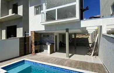 Imagem: A casa possui 3 Dormitórios, 3 Banheiros, 4 Vagas na garagem