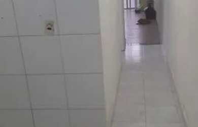 Imagem: A casa possui 2 Dormitórios, 1 Banheiro, 1 Vaga na garagem