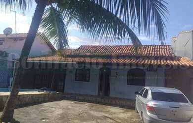 Imagem: A casa possui 3 Dormitórios, 1 Banheiro, 2 Vagas na garagem