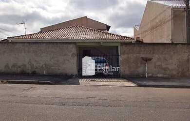 Imagem: A casa possui 3 Dormitórios, 1 Banheiro, 1 Vaga na garagem