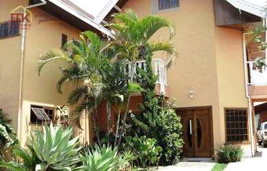 Imagem: A casa possui 4 Dormitórios, 5 Banheiros, 274m² de Área e