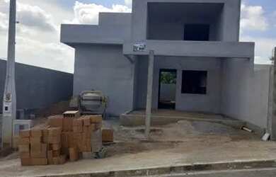 Imagem: A casa possui 3 Dormitórios, 2 Banheiros, 2 Vagas na garagem