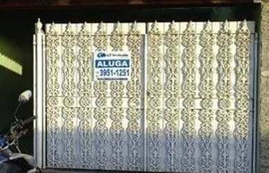 Imagem: A casa possui 3 Dormitórios, 1 Banheiro, 2 Vagas na garagem