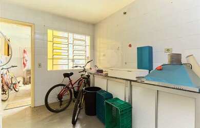 Imagem: A casa possui 5 Dormitórios, 4 Banheiros, 4 Vagas na garagem